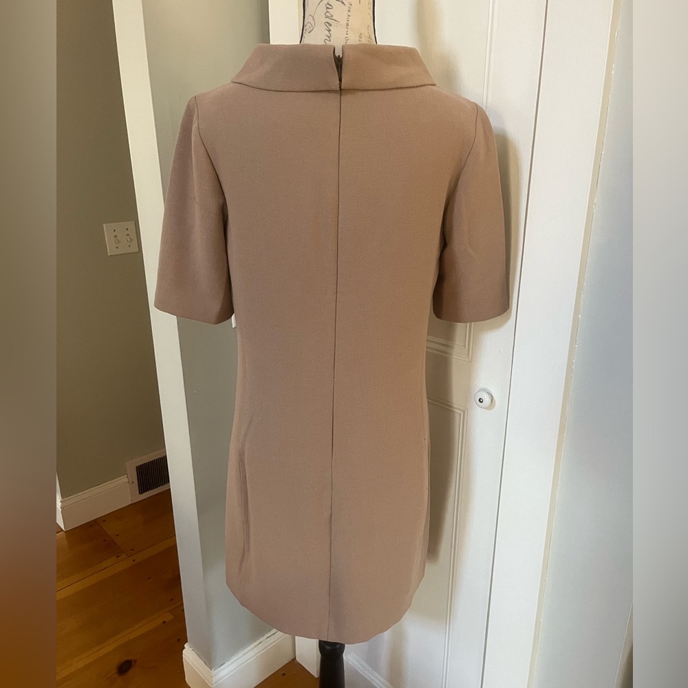 Trina Turk Maleko Short-Sleeve Shift Dress with Folded Collar. Size: 4. - Picture 8 of 14
